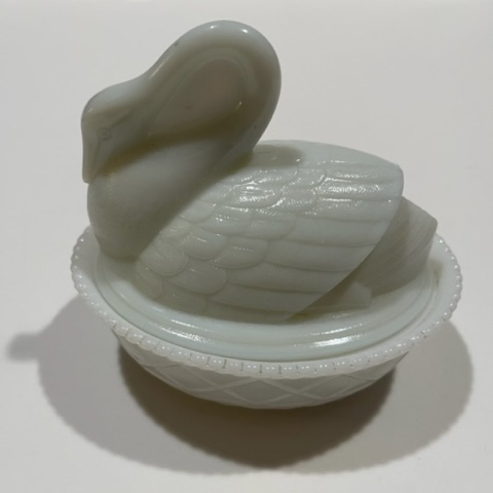 Westmoreland white milk glass Swan on nest trinket candy dish Vintage **READ**